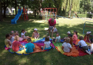 Zajęcia z języka angielskiego w ogrodzie.