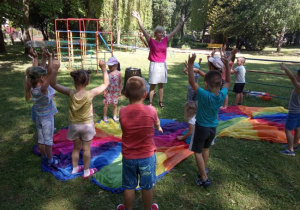 Zajęcia z języka angielskiego w ogrodzie.
