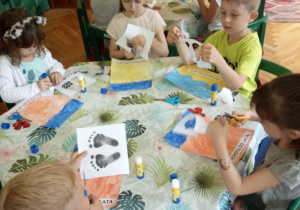 Dzieci wykonują pracę plastyczną.