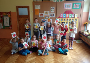 Wypełnianie plasteliną konturów gruszek i jabłek.