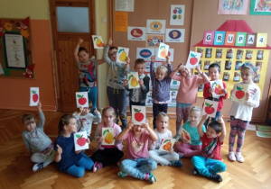 Wypełnianie plasteliną konturów gruszek i jabłek.