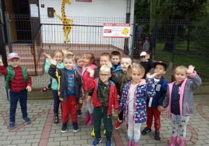 Dzieci z V grupy wracają ze spaceru.
