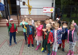 Dzieci z V grupy wracają ze spaceru.