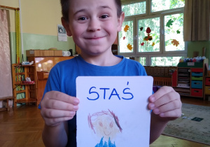 Dziecko prezentuje swój portret