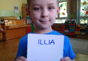 Dziecko prezentuje swój portret