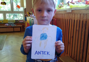 Dziecko prezentuje swój portret