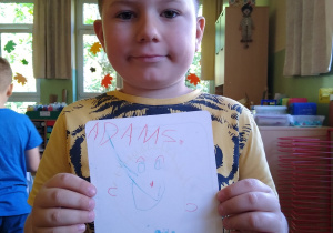 Dziecko prezentuje swój portret