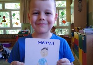 Dziecko prezentuje swój portret