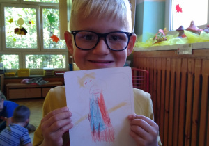 Dziecko prezentuje swój portret