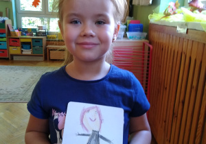 Dziecko prezentuje swój portret