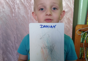 Dziecko prezentuje swój portret