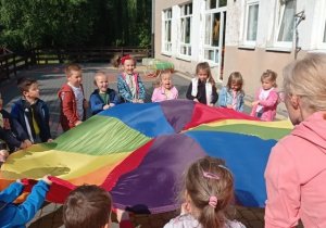 Zabawy dzieci z chustą animacyjną.
