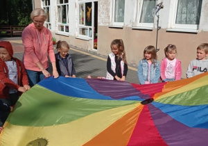 Zabawy dzieci z chustą animacyjną.