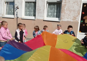 Zabawy dzieci z chustą animacyjną.
