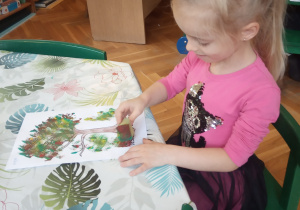 Wykonujemy pracę plastyczną.