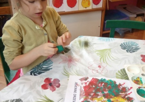 Wykonujemy pracę plastyczną.