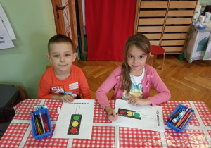 Dzieci wykonują prace plastyczne.