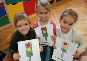 Dzieci prezentują swoje prace.