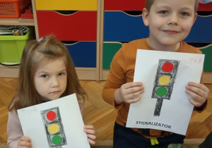 Dzieci prezentują swoje prace.