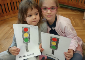 Dziewczynki prezentują swoje prace.
