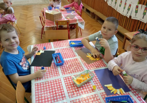 Dzieci z grupy V wykonują prace plastyczne zainspirowane obrazami Vincenta van Gogha.