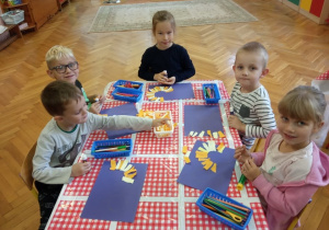 Dzieci z grupy V wykonują prace plastyczne zainspirowane obrazami Vincenta van Gogha.