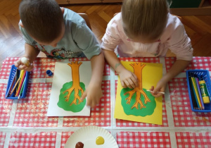 Dzieci wykonują prace plastyczne.