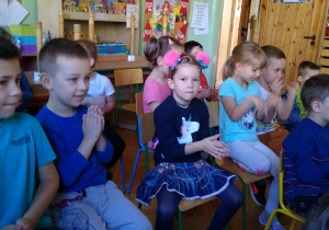 Dzieci biją brawo