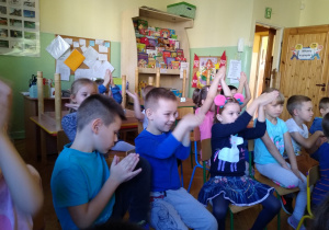Dzieci biją brawo