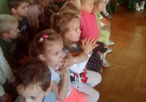 dzieci siedzą na ławce