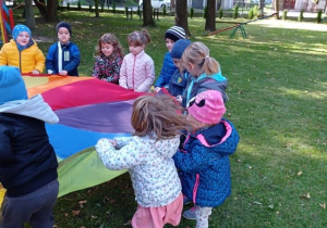 Zabawy z chustą animacyjną w ogrodzie.