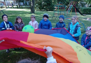 Zabawy z chustą animacyjną w ogrodzie.