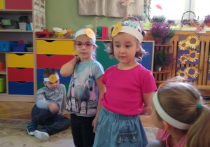 Dzieci pozują w opaskach z uśmiechniętą buzią