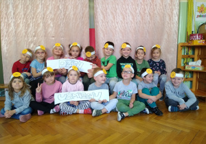 Grupa dzieci pozuje z napisem "Dzień Uśmiechu"