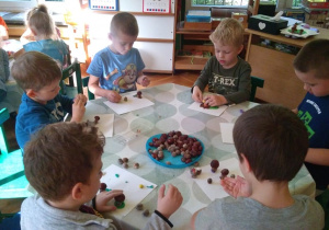 Plastelinowe grzybki z darami jesieni
