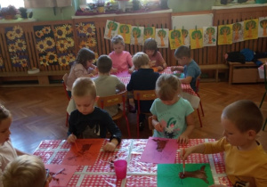 Dzieci malują farbami.