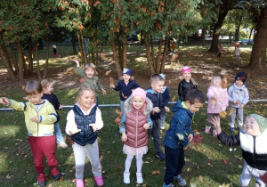 Dzieci z grupy III przesyłają jesienne pozdrowienia.