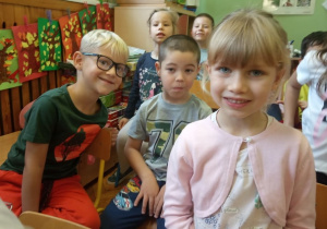 Dzieci z gr. V oglądają przedstawienie.