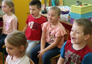 Dzieci z gr. V oglądają przedstawienie.