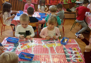 Dzieci wykonują prace plastyczne.