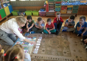 Dzieci z grupy V podczas zajęć z języka angielskiego.