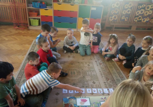 Dzieci z grupy V podczas zajęć z języka angielskiego.