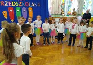 Dzieci z grupy V występują podczas "Pasowania na Przedszkolaka"