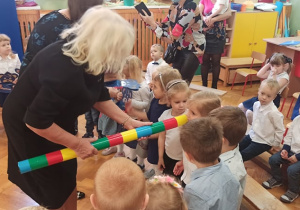 dzieci są pasowane dużą kolorową kredką