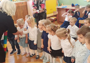 dzieci są pasowane dużą kolorową kredką