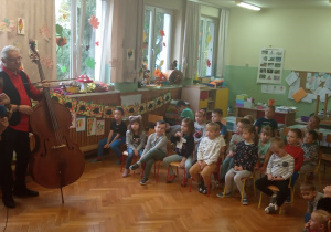 Dzieci z grupy V podczas październikowego koncertu.