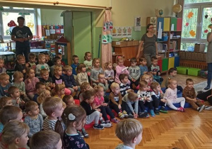 dzieci słuchają