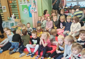 dzieci słuchają