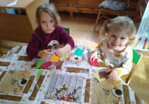 Dzieci wyklejają wydzieranką kontur liścia