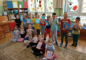 Przesyłamy "śliwkowe" pozdrowienia. Dzieci prezentują swoje prace plastyczne